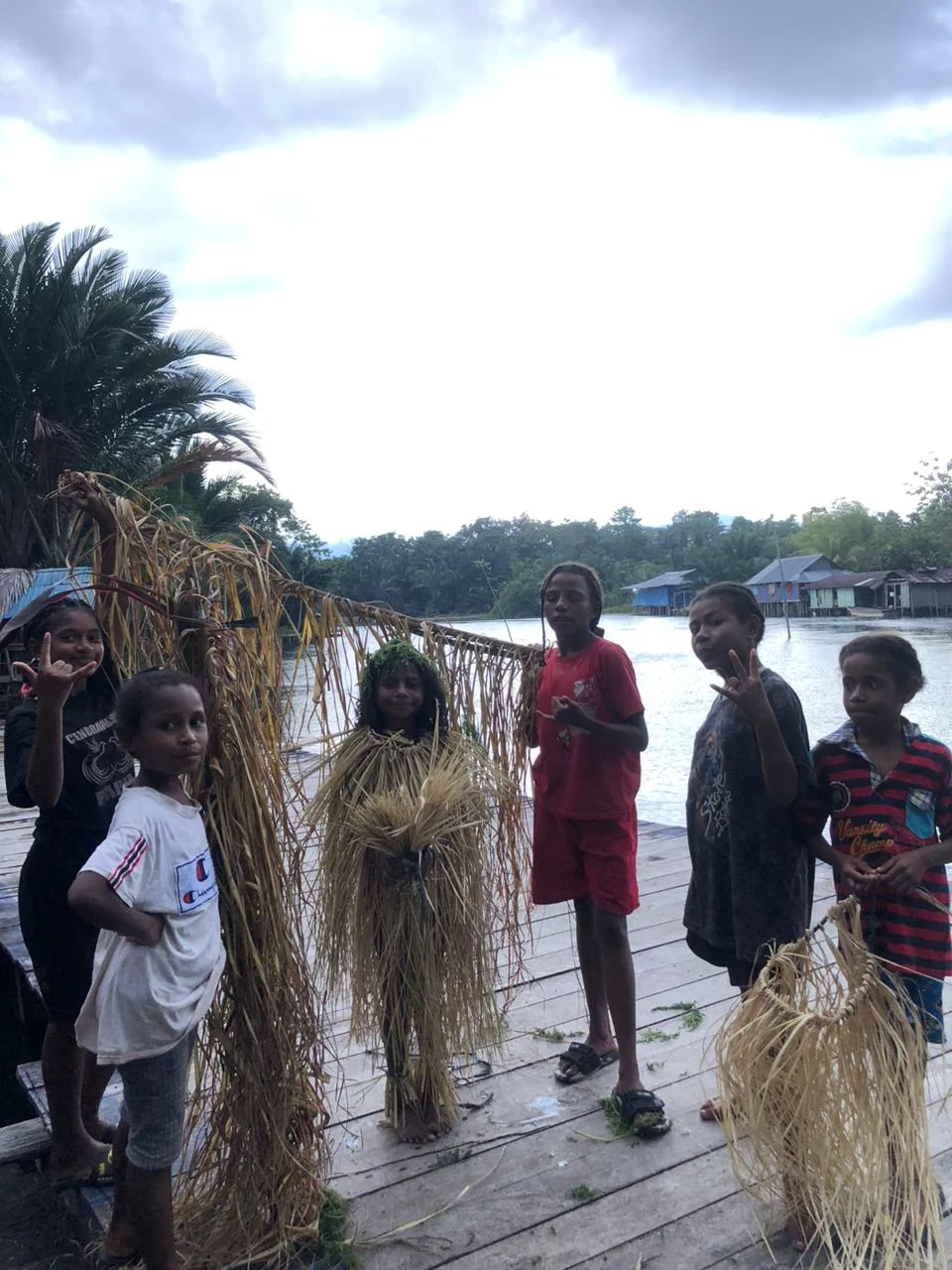 Bermain kostum-kostuman dari daun pucuk kelapa (Foto: Dokumentasi Penulis)